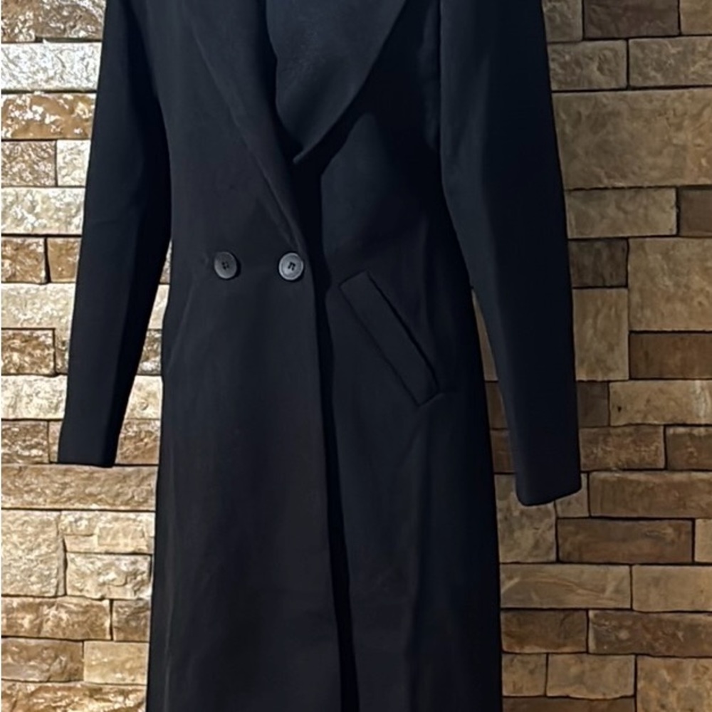 Elegant Black Blazer with Tailored Fit and Wide Lapels